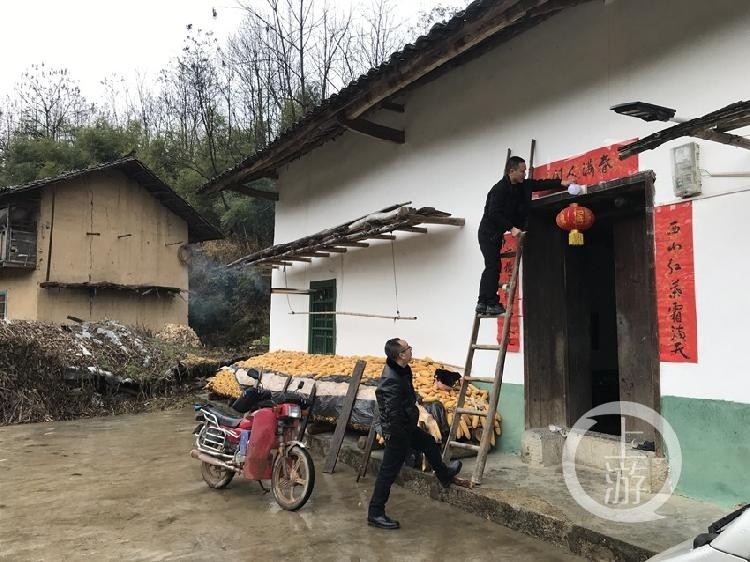 农历大年三十这天,巫山县月池村73岁的李来俊家忙碌热闹起来了,一家三