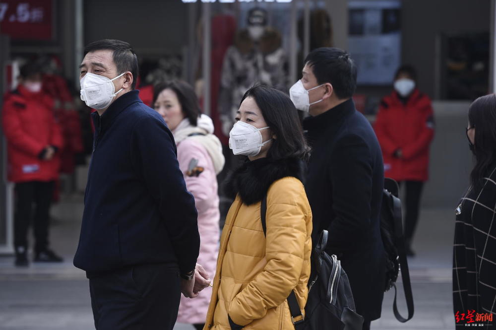 大年初一成都街头游人少 市民自觉戴口罩出行