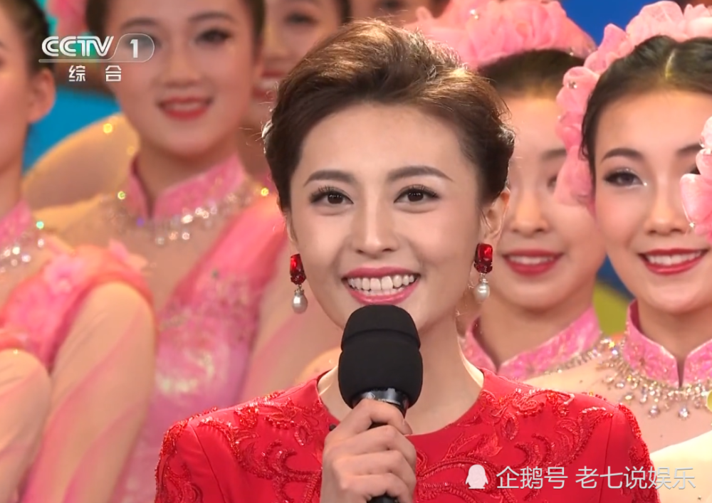春晚主持人造型:尼格买提显胖,张舒越显老,佟丽娅最美