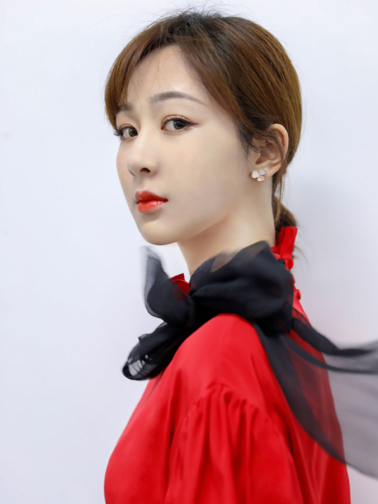 杨紫化身gucci女孩,穿中国红领带连衣裙,登央视喜迎鼠