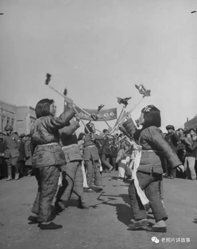 1946年,张家口老百姓过春节的热闹场面