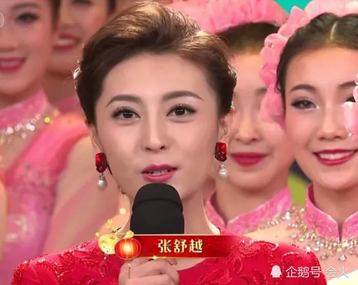 新人主持23岁登上春晚舞台,妆容发型却显老气,意外