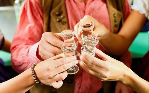 爱喝酒的人谨记:喝酒"五不能"!早知早好!别拿生命当儿