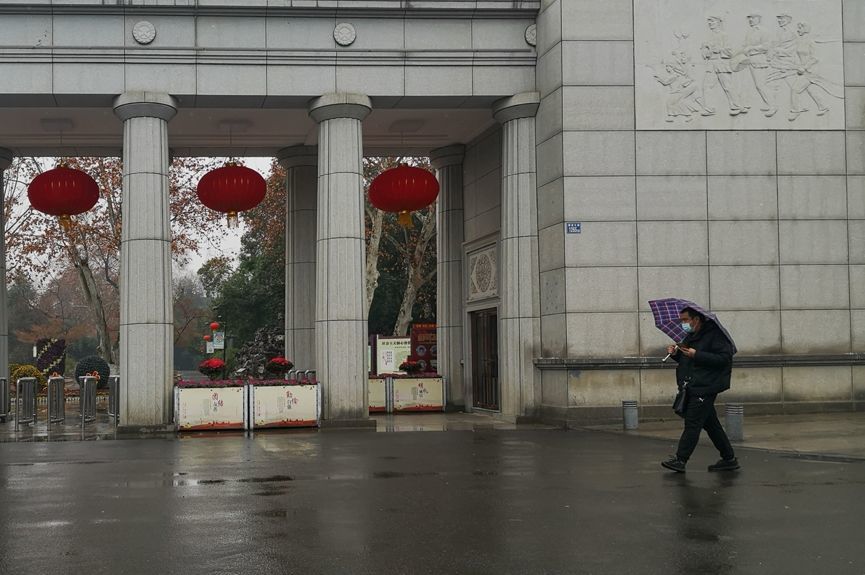 谷雨丨无法离开武汉的除夕24小时：年夜退票留守，医院人满为患
