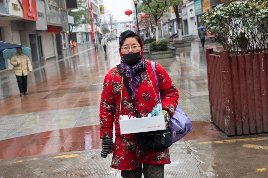 谷雨丨无法离开武汉的除夕24小时：年夜退票留守，医院人满为患