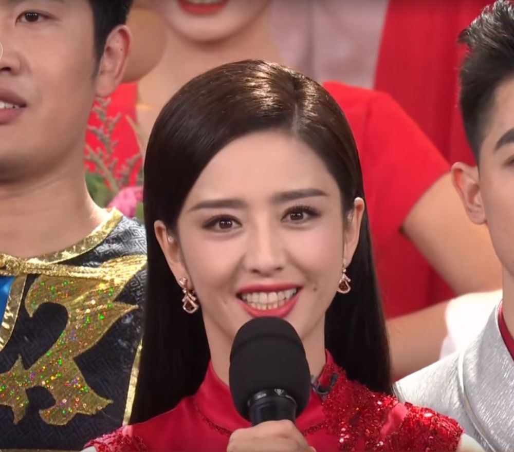 佟丽娅春晚主持首秀美上热搜,惊艳表现却被它抢了镜?