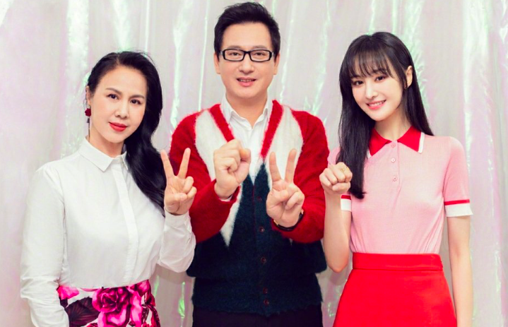 郑爽爸爸心思细腻,郑成华跟着老婆比 v,女儿举拳头也用右手附和