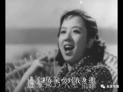 最初由姚莉主唱的《春风吻上我的脸》本是1956 年电影《哪个不多情》
