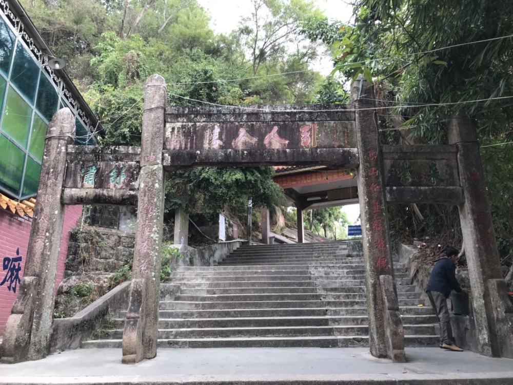 东山风景区,位于广东省汕头潮阳市,是本地著名的名胜古迹风景区,独天