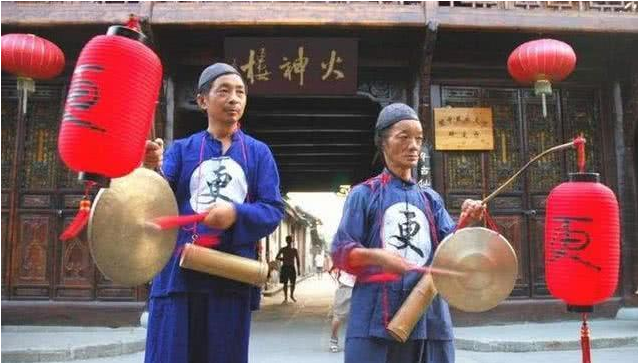 古代真有一边打锣,一边喊"天干物燥小心火烛"的更夫吗