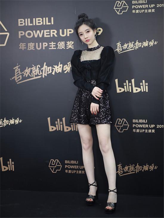 冯提莫春晚上秀身材!谁注意到她自带"白丝"大长腿,观众都看傻