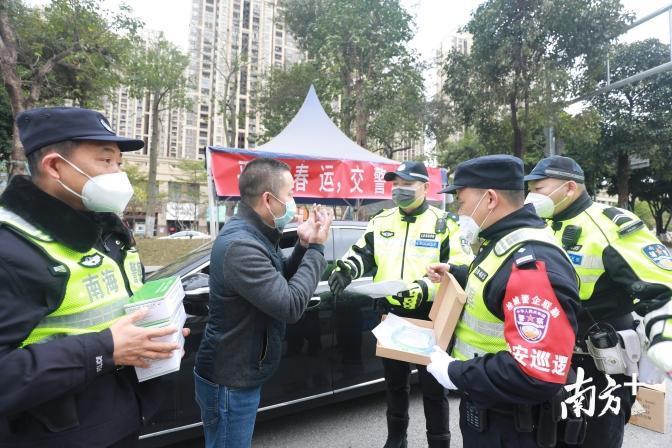 暖心新年礼!佛山市民给路边执勤民警送口罩面罩酒精