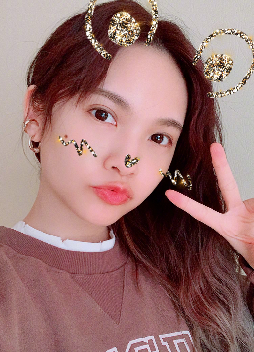 李荣浩老婆有多潮流?把两条裤子拼在一起穿,真不愧是"