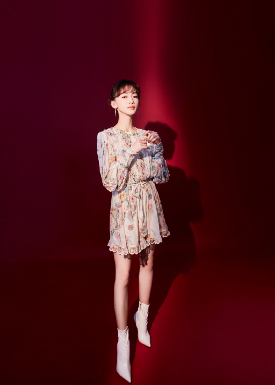 吴谨言真是会穿!一件碎花小裙子优雅又精致,大长腿更是吸睛
