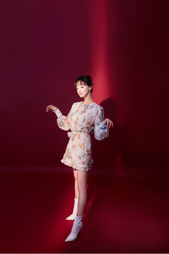 吴谨言真是会穿!一件碎花小裙子优雅又精致,大长腿更是吸睛