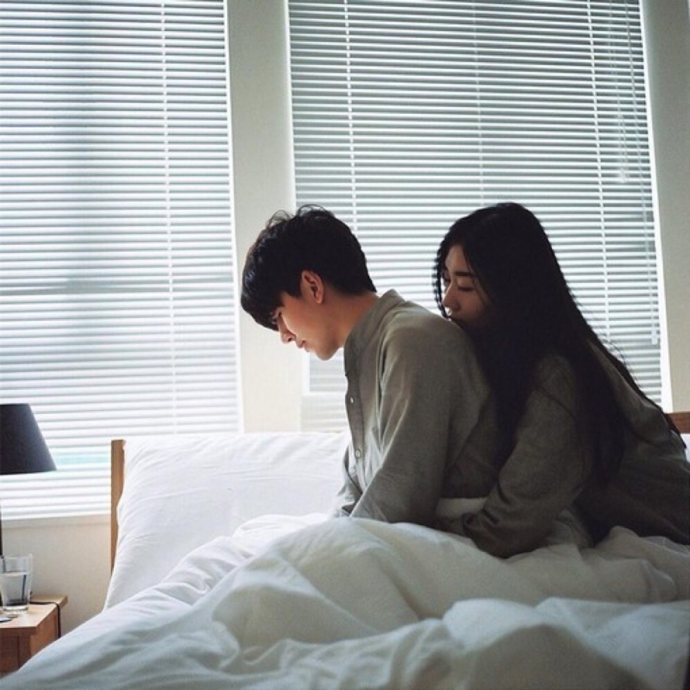 女生:问吧. 你:我要是牵你手,你会打我吗? 女生:会.