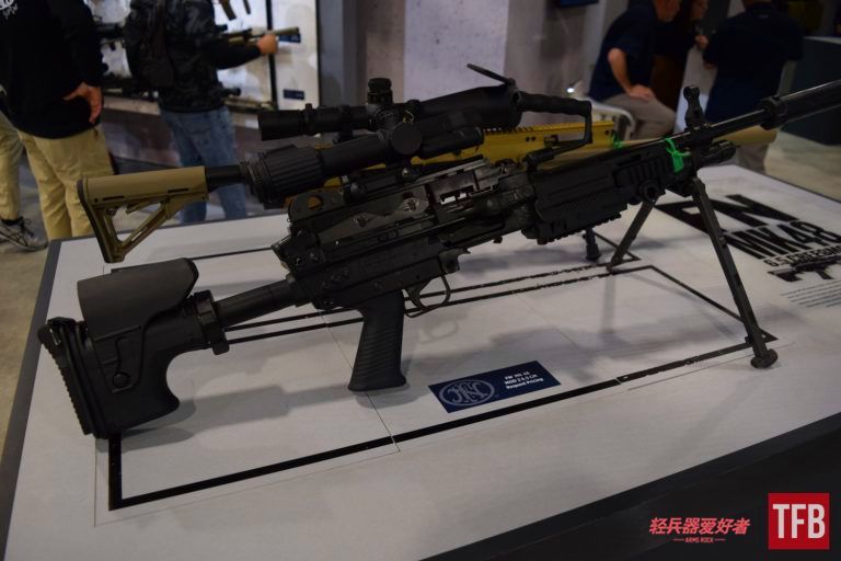 在fn展区中,fn展出了他们新开发的fn mk48 mod2 6.5cm轻机枪.