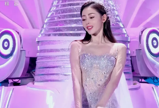 张天爱春晚生图火了穿亮片紧身包臀裙身材曲线太绝了