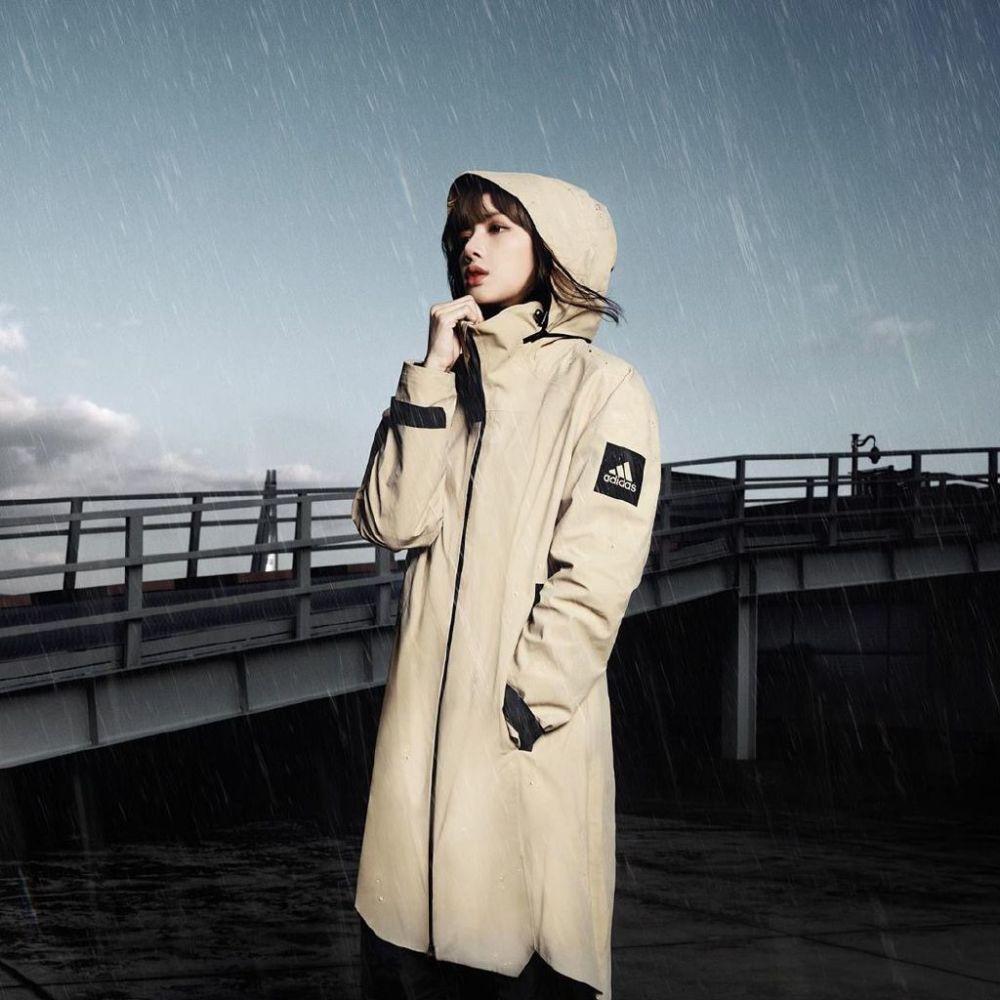 lisa代言阿迪达斯图片,lisa代言阿迪达斯 雨中身着阿迪装的lisa,简直就是太帅太酷了,不过主要还是气质好