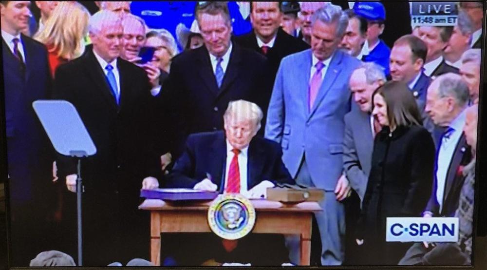 特朗普签署《美墨加协定》该协定将取代《北美自由贸易协定》