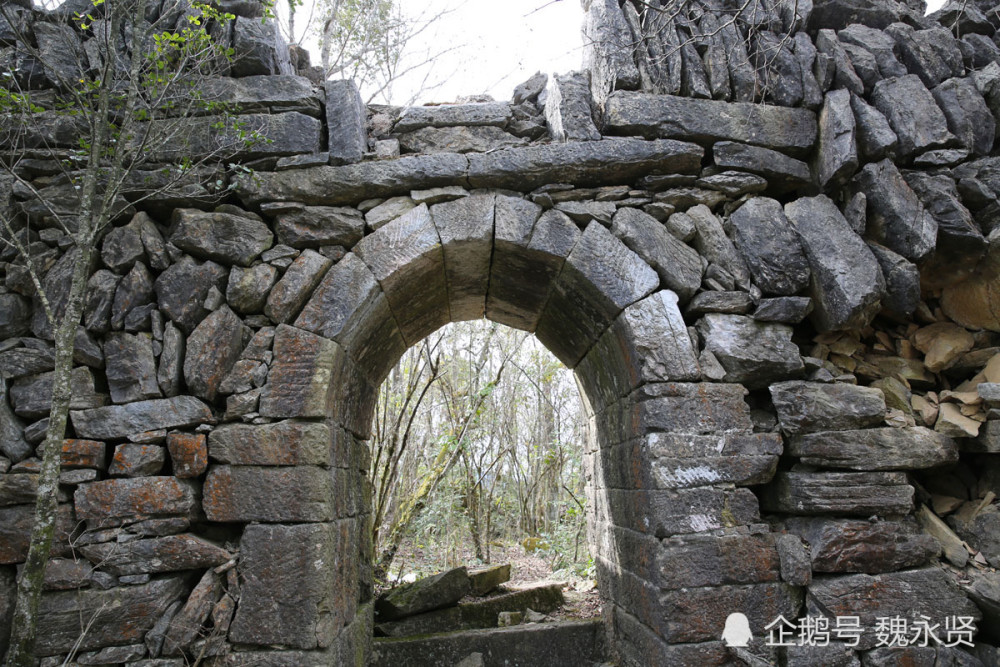 古代山民山顶建山寨躲避土匪,山顶上的山寨一夫当关万夫莫开