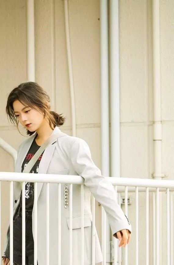 赵今麦撞色卫衣搭配短裤甜美又帅气,而西装外套造型秀