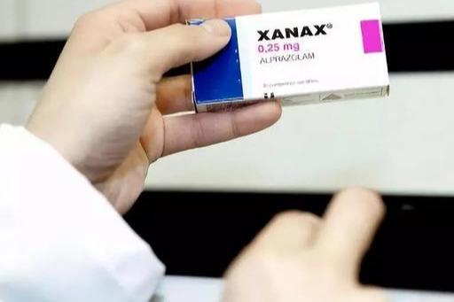 xanax(通用名阿普唑仑),它是一种强效的轻微镇静剂,属于一类名为苯二