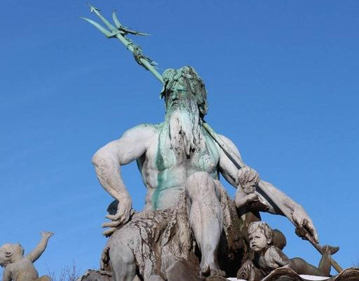 传说创建了亚特兰蒂斯的海神波塞冬雕像