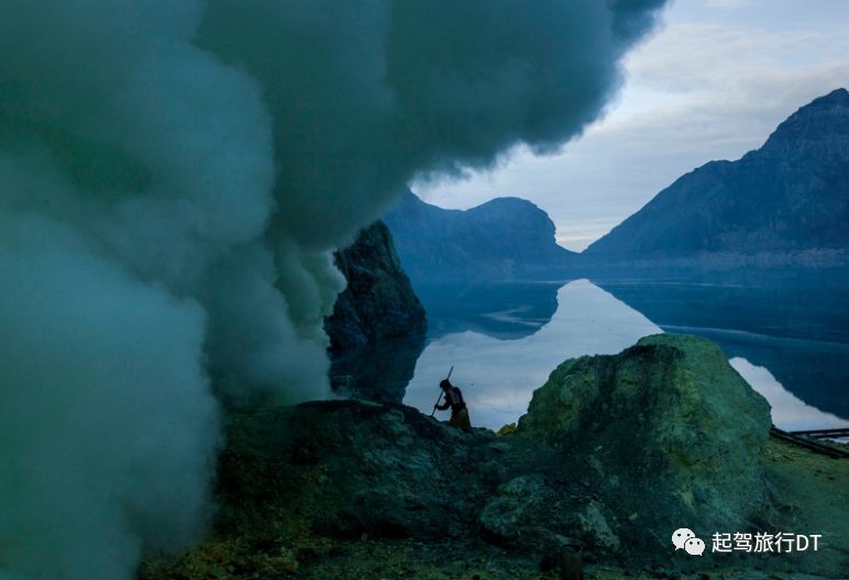 在卡瓦伊真火山坑里,还有一个大约1000米直径的酸性火山口湖,矿工们有