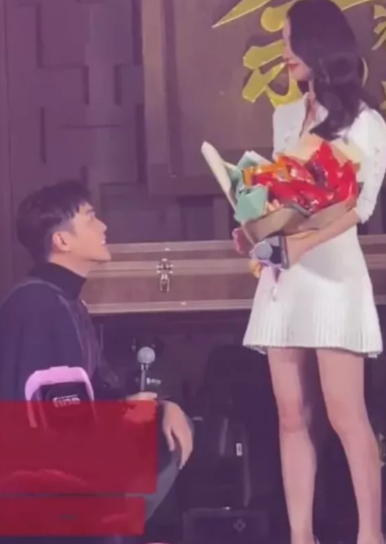 张若昀给李沁"求婚",下跪姿势成为亮点!唐艺昕家教真严