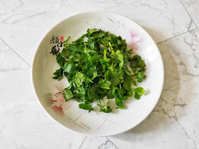 步骤二:香菜择去根须,用清水清洗干净,再切成香菜末,放一旁备用.