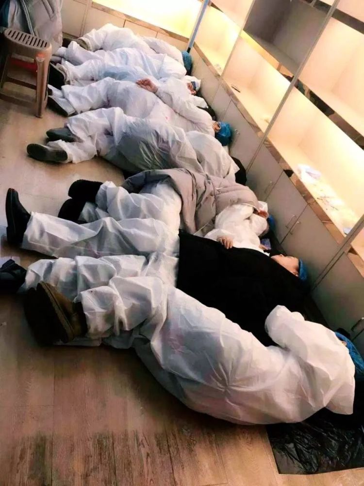 在抗击新型冠状病毒疫情一线因工作劳累倒地而睡的医护人员(图片来自