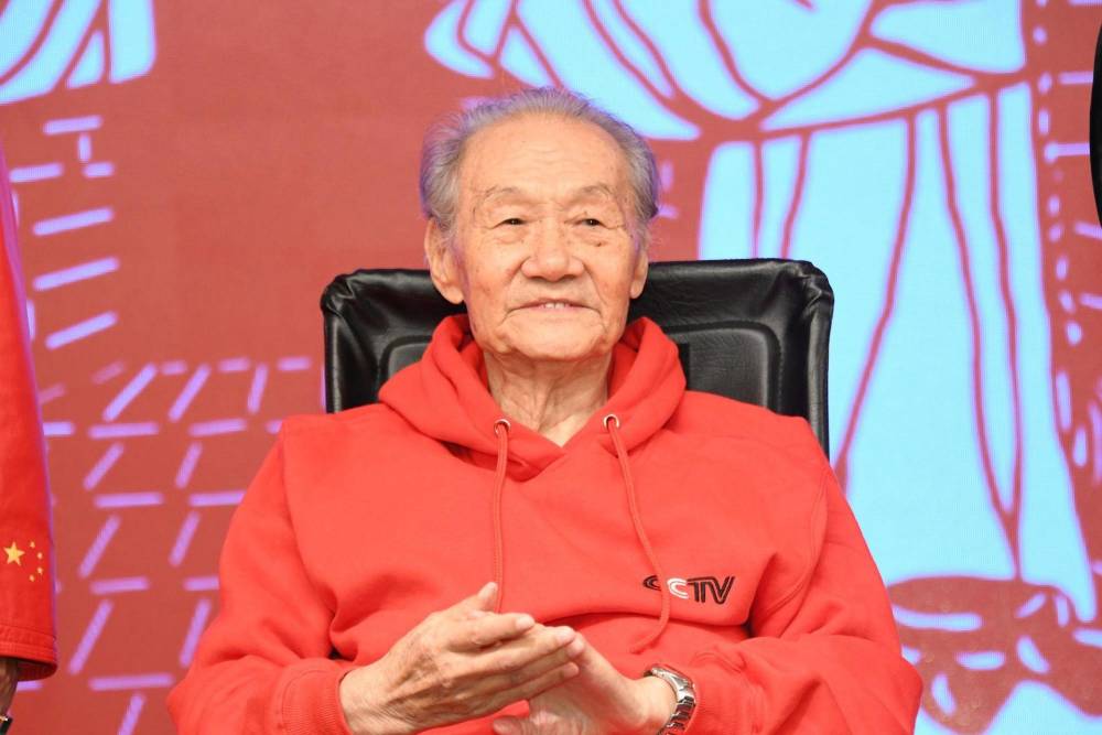 又一位著名老艺术家去世!曾主演《暖春》,明星纷纷发文悼念