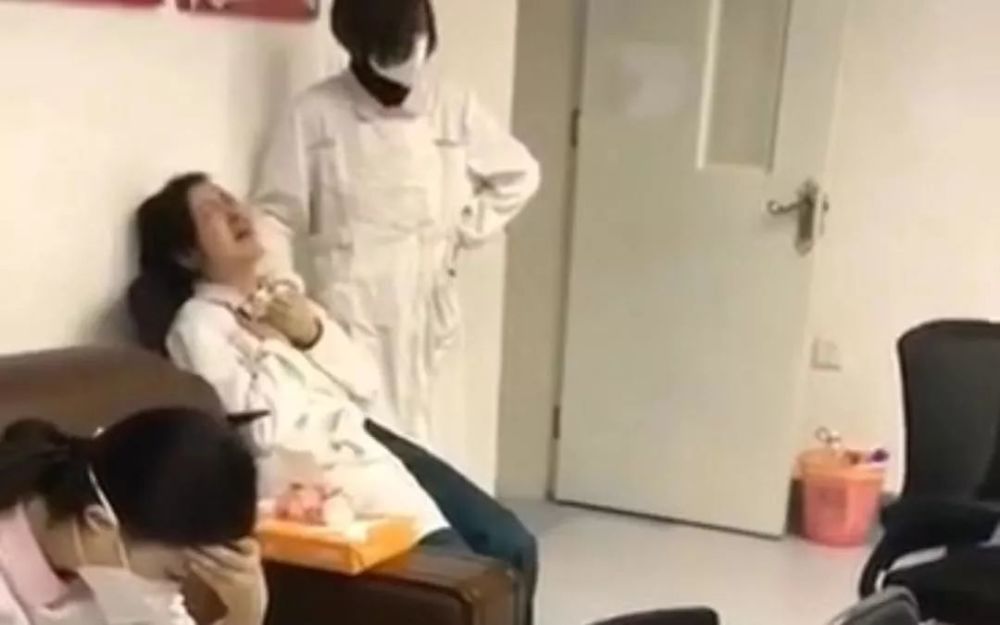 一桶泡面成了压垮医护的最后一根稻草