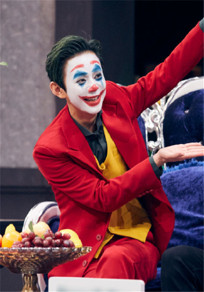 男星挑战小丑妆易烊千玺薛之谦很一般何炅才是真拼了