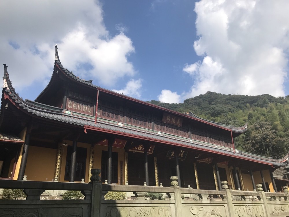 浙江很受欢迎的一座寺庙,号称禅宗五大名山之一,对外不收门票