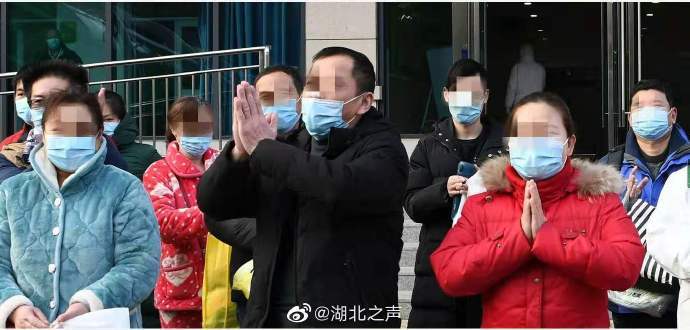武汉市金银潭医院20名新型冠状病毒肺炎患者集体出院
