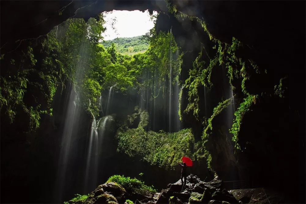 点评:桂林的喀斯特地貌孕育了许多天坑,溶洞,地下河,永福县乾龙天坑就