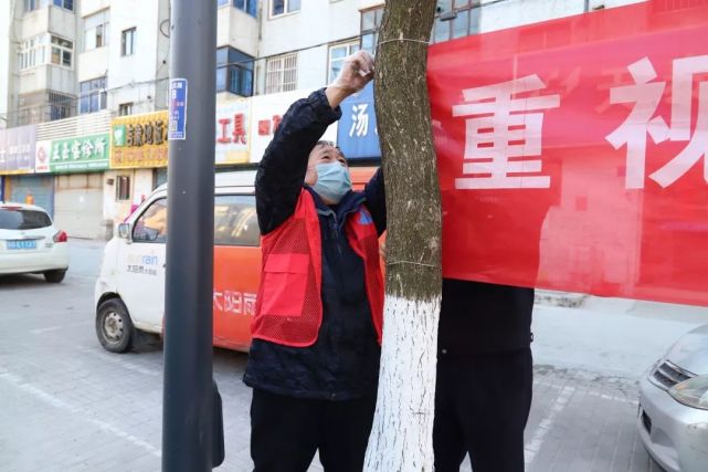 路南街道葵花社区党员志愿者 杨善波"老李,你出门怎么还不戴口罩