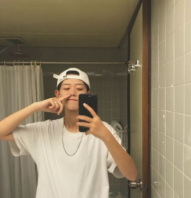 也正是因为这样,所以有些男生就会用自己的腹肌照当做自己的qq头像