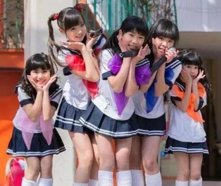 日本的孩子有多"早熟"?看完她们的日常照片,网友:刷新