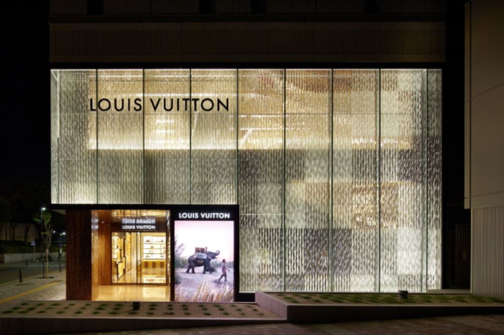 双曲面玻璃幻彩膜lv东京银座新店的水光感立面设计亮了