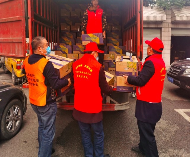 铜梁:400件爱心香蕉送到一线战斗人员手中