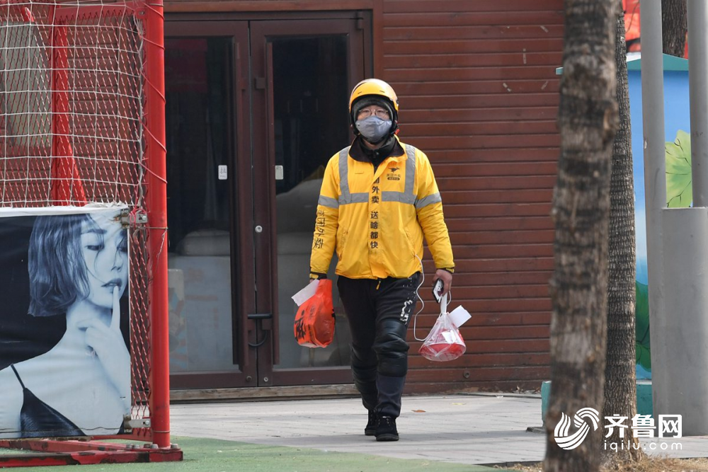 疫情时刻济南外出市民稀少 外卖小哥坚守岗位抗击疫情
