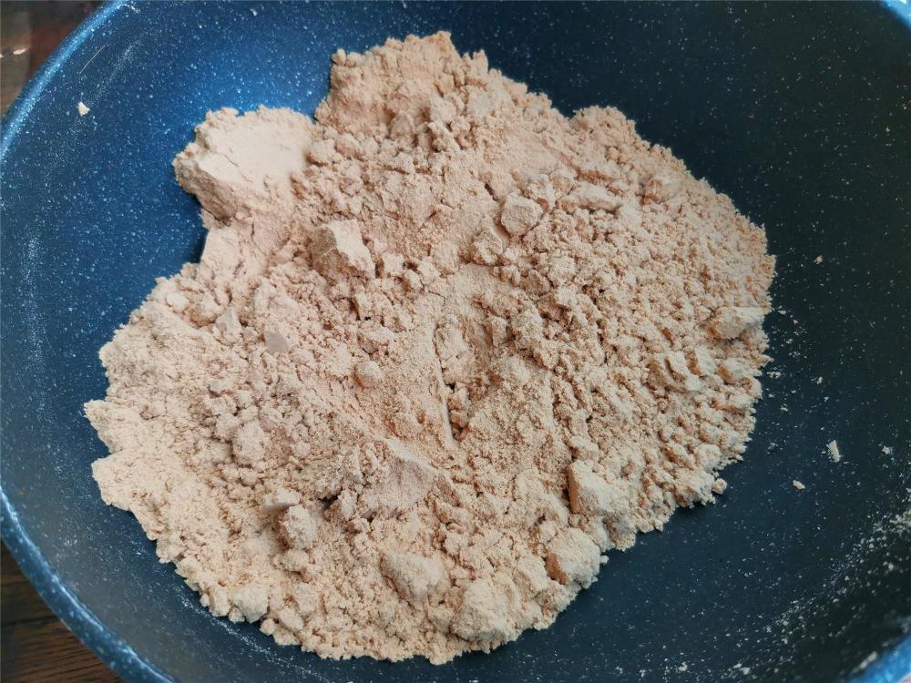 把面粉放锅里炒一炒,早餐冲一碗,味道香喷喷,放一个月