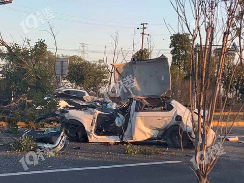 嘉善惨烈车祸出事车辆飙车超速闯红灯车子撞的一塌糊涂