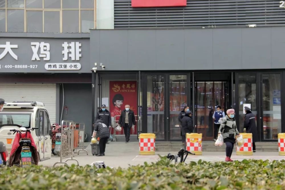 京优客 以前早上往这来,常能看见排队的老人,一排排很长,还带拐弯儿的