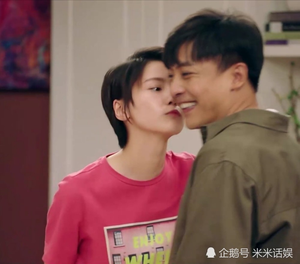 爱情公寓5:被诸葛大力"亲脸"后,张伟脱口而出四个字,情敌没机会了