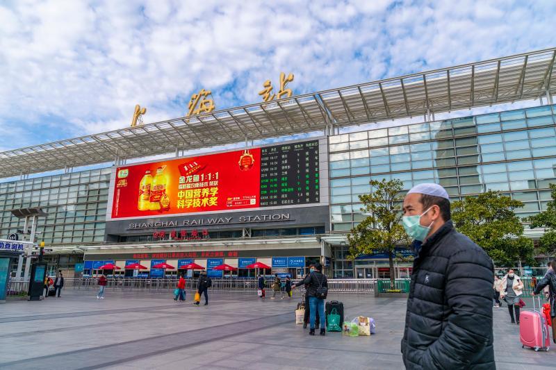 平日里人头攒动的上海火车站候车厅一楼大厅也变得空空荡荡.