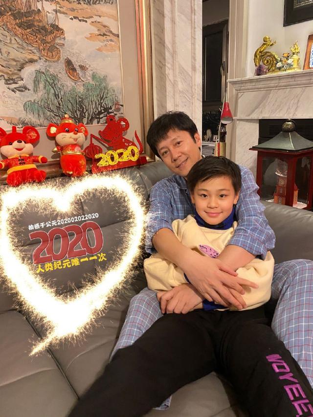 记录202002022020,小沈阳晒一家三口合照,女儿比妈妈都高!